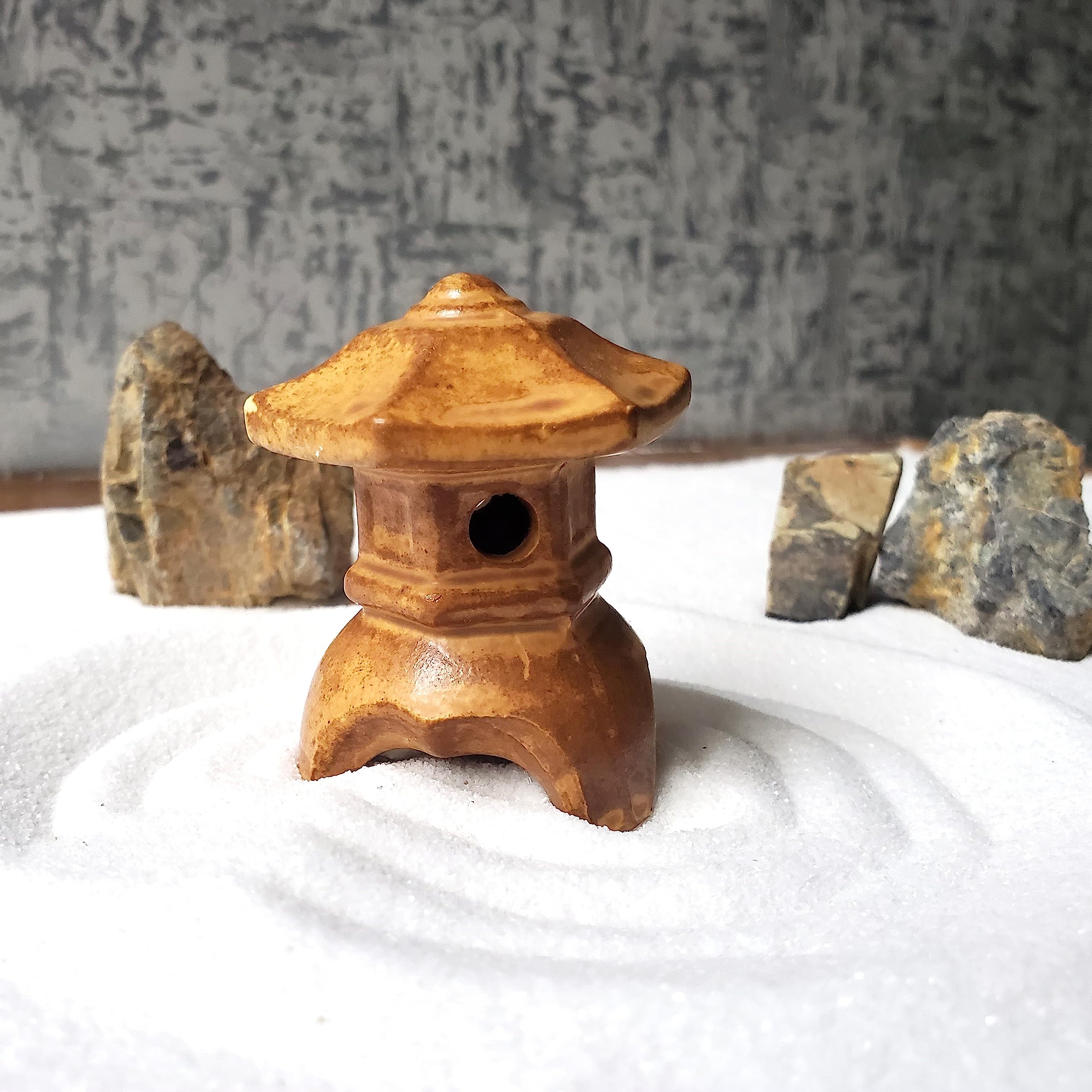 Amazon.co.jp: 【ミニチュア 灯篭 トウロウ 三つ足（茶色）】燈籠 灯籠